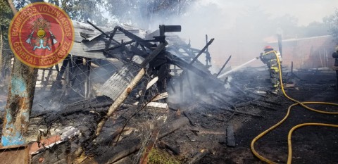 Incendio en cadena en Figueroa Alcorta: 2 viviendas quedaron totalmente consumidas por el fuego
