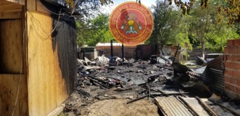 Una familia de Los Paraísos se quedó sin vivienda tras un voraz incendio