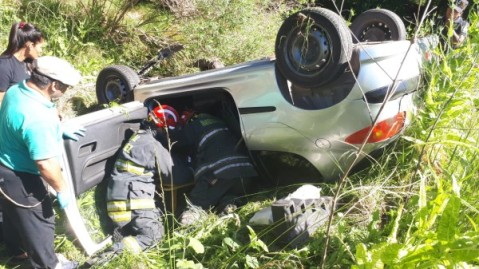 Vuelco de un auto en Ruta 24: dos heridos y un momento de máxima tensión durante el trabajo de Bomberos