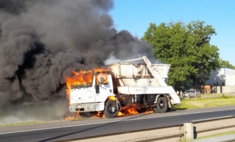Video: ardió un camión en el Acceso Oeste