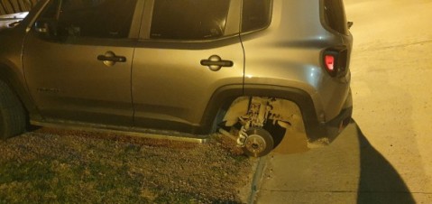 Le robaron una rueda de su auto frente a su casa en Barrio Hermoso