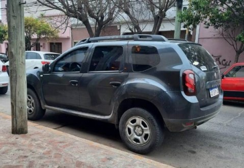 Delincuentes abordaron a una familia a metros del arco de Güemes y les robaron la camioneta
