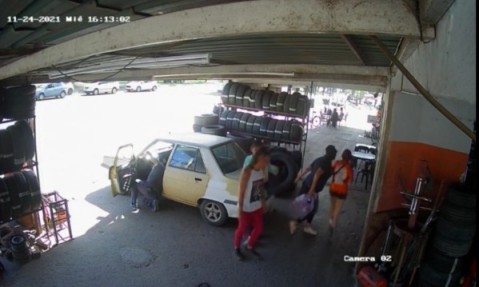 Video: una mujer agredi&oacute; salvajemente a una adolescente de 15 a&ntilde;os en el centro