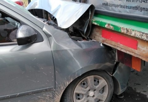 Camioneta quedó entre dos camiones y tres personas fueron hospitalizadas