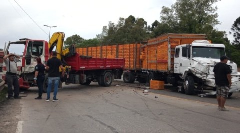 Otro siniestro vial en la tarde del viernes: choque múltiple de camiones en Ruta 24 y Colectora
