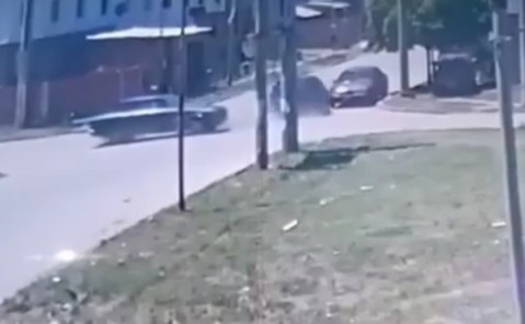 Video: así chocaron dos autos en barrio Bicentenario