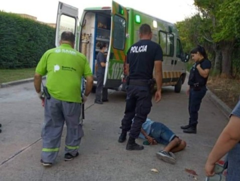 Vecinos lincharon a un delincuente que rob&oacute; afuera de un supermercado