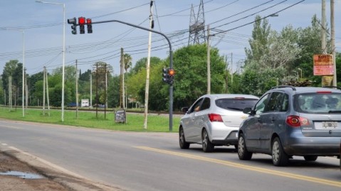 Quejas por la sincronización de un semáforo recientemente instalado en la entrada del Raffo