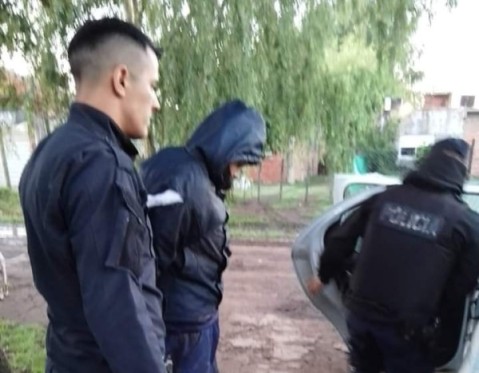 La Policia persiguió a un motochorro hasta su casa, lo detuvo y recuperó vehiculos robados