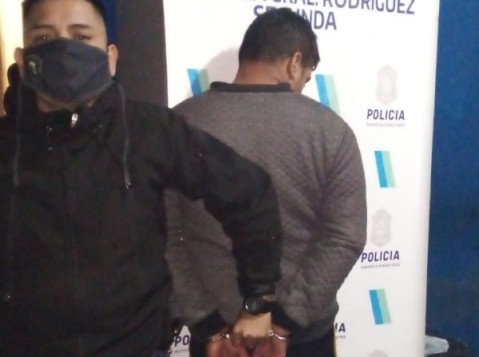 Locura en barrio Los Aromos: quiso apu&ntilde;alar a polic&iacute;as y termin&oacute; detenido