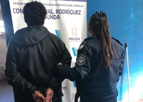 Robó una de las luces de una camioneta y terminó arrestado