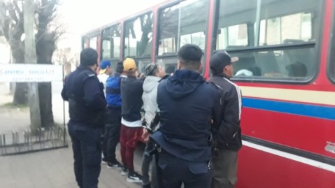 La requisa que desencadenó la violenta pelea entre barras de Alem con la Policía