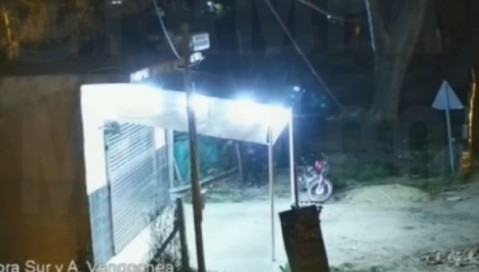 Vídeo: así robaron dos motochorros un aire acondicionado de un comercio sobre la Colectora del Acceso Oeste