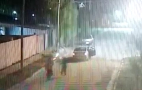 Video: así asaltó una banda de delincuentes armados a un chico de 17 años en Villa Vengochea