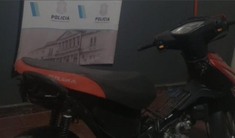 Aprehendieron a dos menores que iban en una moto recientemente robada