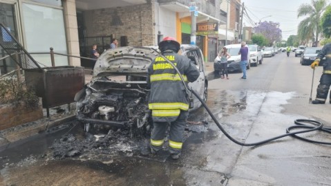 Susto en el centro de General Rodríguez: un auto ardió en llamas y creen que fue intencional