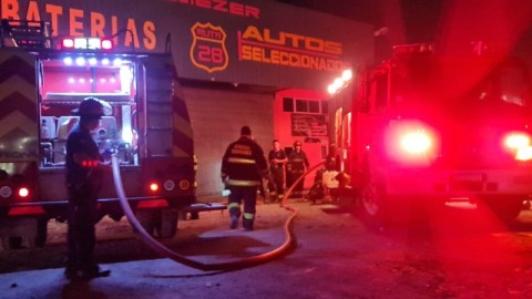 Ardieron autos en una concesionaria de la Ruta 28 y una rápida alerta evitó un desatre