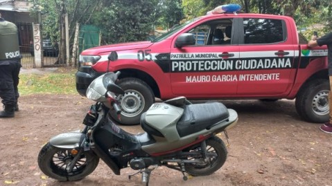 Robaron la moto de una empleada municipal, pero pudieron recuperarla tras seguir las cámaras de seguridad