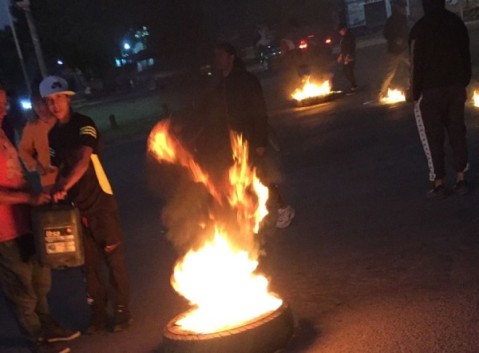 Vecinos del barrio San Carlos reclaman y cortan el tránsito en el cruce Las Latas