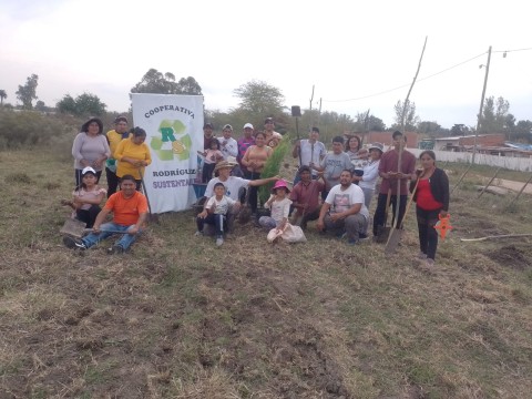La Cooperativa Rodríguez Sustentable impulsa una campaña de forestación y acciones ecológicas en los barrios