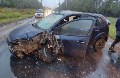 Choque en Ruta 28 terminó con un herido, un auto con el frente destrozado y un camión en una zanja