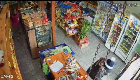 V&iacute;deo en Altos del Oeste: enojo con un joven por un robo en un almac&eacute;n del barrio