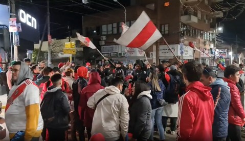 Los festejos de los hinchas de River en la Plaza Central por la obtención de un nuevo campeonato