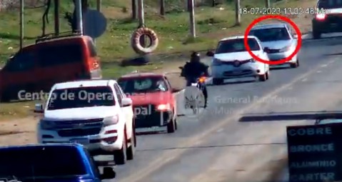 Tras una persecución, arrestaron a dos jóvenes y recuperaron un auto robado