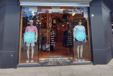 Locura en la peatonal Whelan: tiene 16 a&ntilde;os, golpearon su cabeza contra una vidriera para robarle y est&aacute; internado