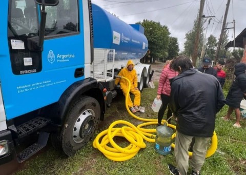 El camión cisterna sale nuevamente a repartir agua por los barrios: que recorrido hará este martes