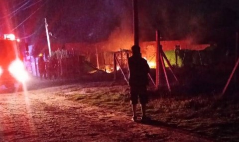 Violencia y tensión en barrio El Ombú: pelea familiar terminó con un herido de bala y una casa incendiada