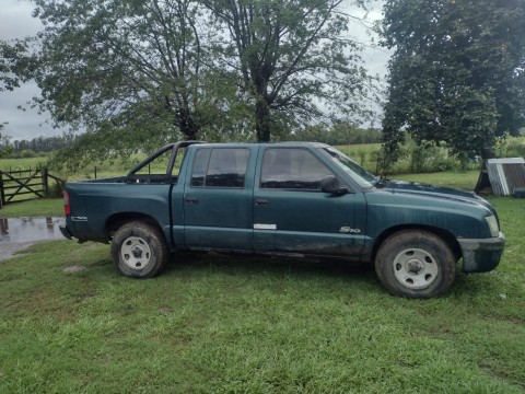 Robaron una camioneta en el estacionamiento del Carrefour de General Rodríguez pero su dueño logró recuperarla