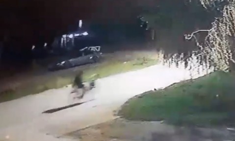 Video: buscan identificar a un ladr&oacute;n que rob&oacute; en una casa y qued&oacute; filmado cuando hu&iacute;a