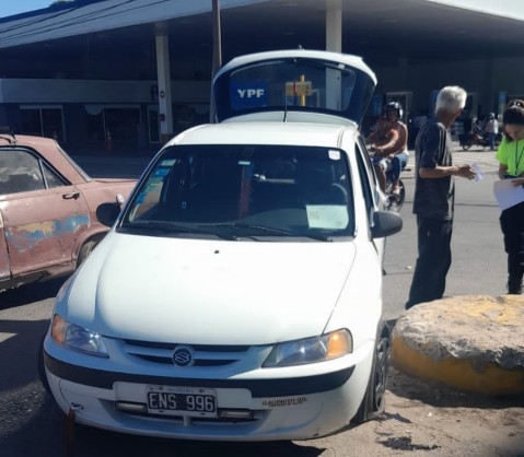 Un conductor chocó su auto contra la rotonda de avenida Bernardo de Irigoyen y España