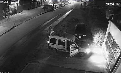 Video: así un grupo de delincuentes asaltó a dos transeúntes en barrio Güemes