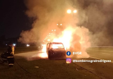 Bomberos tuvieron que apagar el incendio de un auto envuelto en llamas sobre Acceso Oeste