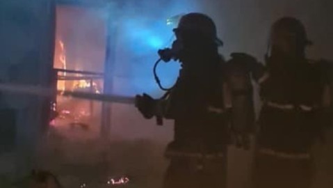 Cómo fue el arduo trabajo de los Bomberos para apagar el incendio en el aeroclub