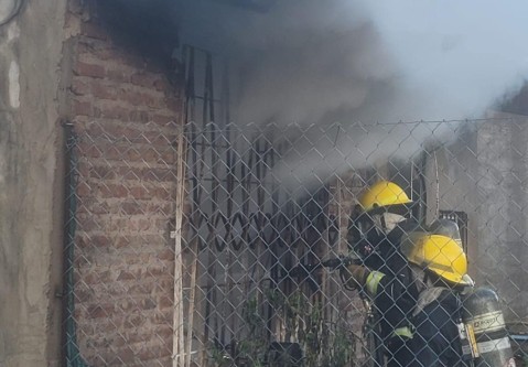Gran columna de humo por el incendio de una casa en Altos del Oeste