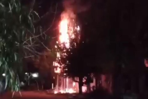 Video: se incendió un poste de luz en Altos del Oeste y generó preocupación