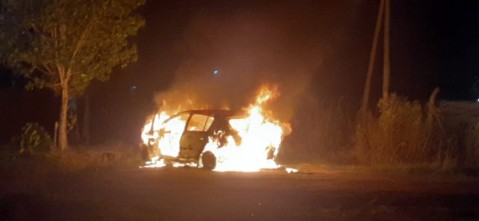 Otra vez incendiaron un auto en el barrio Los Aromos