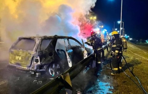 Un auto quedó envuelto en llamas en el Acceso Oeste