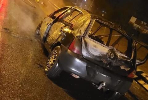 Un auto ardió en pleno Acceso Oeste a la altura de General Rodríguez