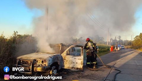 Un auto ardió en la Ruta 24 durante la tarde del domingo