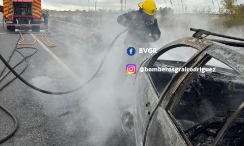 Un auto quedó envuelto en llamas sobre la Ruta 6