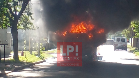 Susto en el centro por el incendio de un camión frente a una escuela