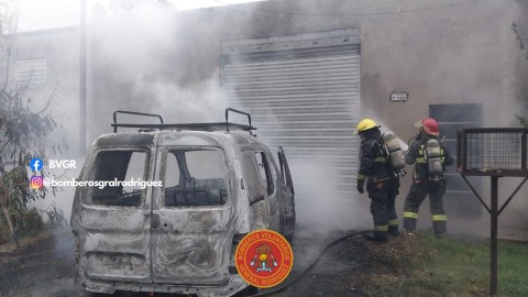 Bajó de su camioneta y en segundos terminó envuelta en llamas