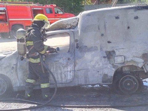 Una camioneta terminó envuelta en llamas en Ruta 28