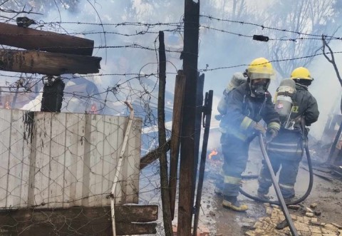 Incendio arrasó con una casa en Agua de Oro y una joven familia pide ayuda desesperadamente
