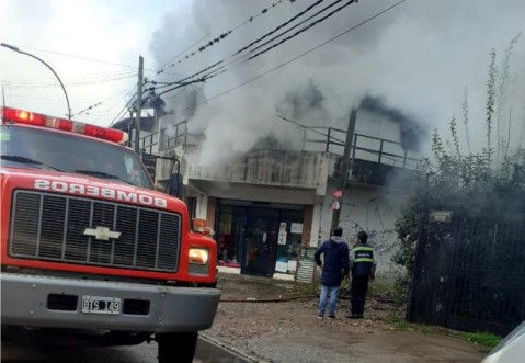 La joven madre que vivía en la casa que ardió en Malvinas necesita ayuda de la comunidad