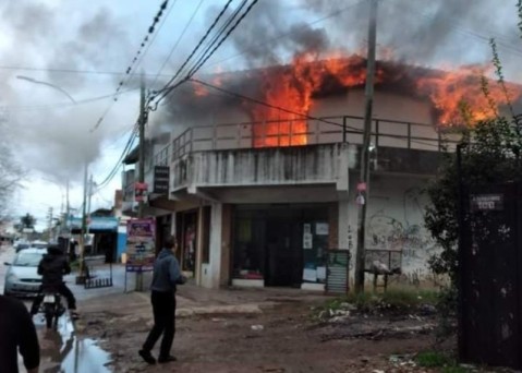 Voraz incendio en una casa de Malvinas